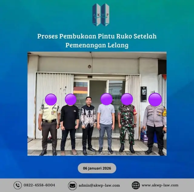 Proses pembukaan pintu ruko setelah penanganan lelang